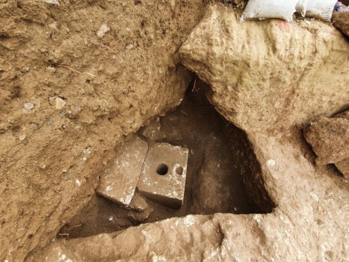 27 thousand year old toilet found in Jerusalem | आपले पुर्वज शौचाला कुठे जायचे? सापडलं २७ हजार वर्षांपुर्वीचं टॉयलेट, पाहुन म्हणाल... 27 thousand year old toilet found in Jerusalem | आपले पुर्वज शौचाला कुठे जायचे? सापडलं २७ हजार वर्षांपुर्वीचं टॉयलेट, पाहुन म्हणाल...