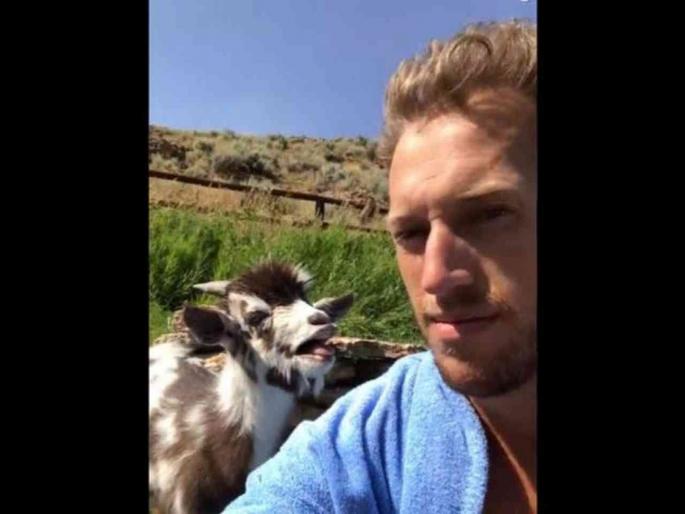 Viral Video : Selfie with goat funny viral video | Viral Video: बकऱ्यासोबत सेल्फी घेत होता तरूण, नंतर जे झालं ते पाहून पोट धरून हसाल... Viral Video : Selfie with goat funny viral video | Viral Video: बकऱ्यासोबत सेल्फी घेत होता तरूण, नंतर जे झालं ते पाहून पोट धरून हसाल...