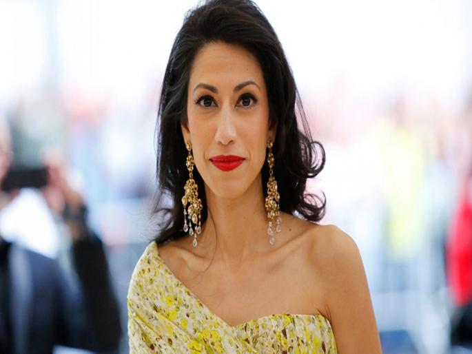 US : Hillary Clinton aide Huma Abedin says she was forcefully kissed by us senator | 'खासदाराने कॉफीसाठी बोलवलं आणि जबरदस्ती Kiss केलं', महिलेचा धक्कादायक खुलासा US : Hillary Clinton aide Huma Abedin says she was forcefully kissed by us senator | 'खासदाराने कॉफीसाठी बोलवलं आणि जबरदस्ती Kiss केलं', महिलेचा धक्कादायक खुलासा