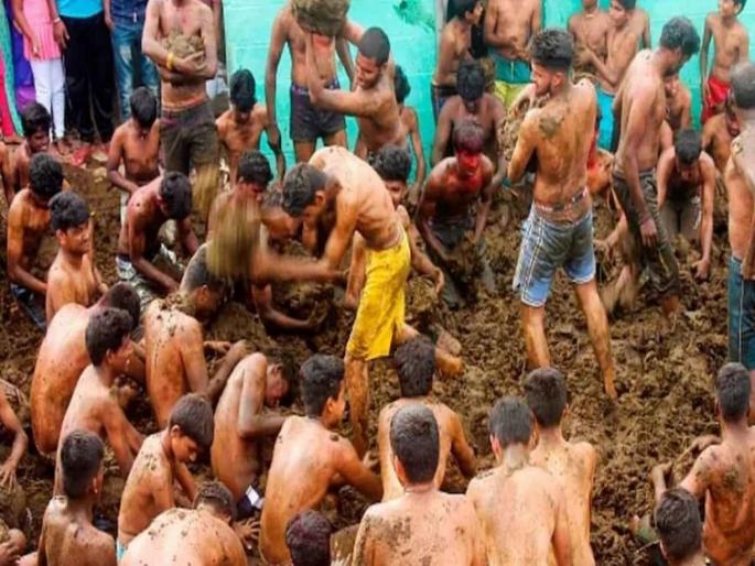 Villagers of Gumatapura play gobar ki holi to mark the end of diwali | दिवाळीनंतर इथे खेळली जाते शेणाची होळी, १०० वर्ष जुनी आहे परंपरा Villagers of Gumatapura play gobar ki holi to mark the end of diwali | दिवाळीनंतर इथे खेळली जाते शेणाची होळी, १०० वर्ष जुनी आहे परंपरा