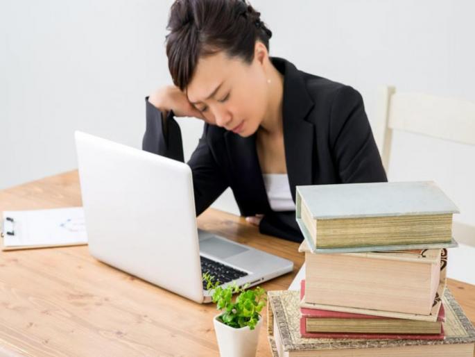 office nap in japan is welcomed in the country | इथे ऑफिसमध्ये डुलकी काढल्यास काहीही प्रॉब्लेम नाही उलट, केलं जातं कौतुक... office nap in japan is welcomed in the country | इथे ऑफिसमध्ये डुलकी काढल्यास काहीही प्रॉब्लेम नाही उलट, केलं जातं कौतुक...