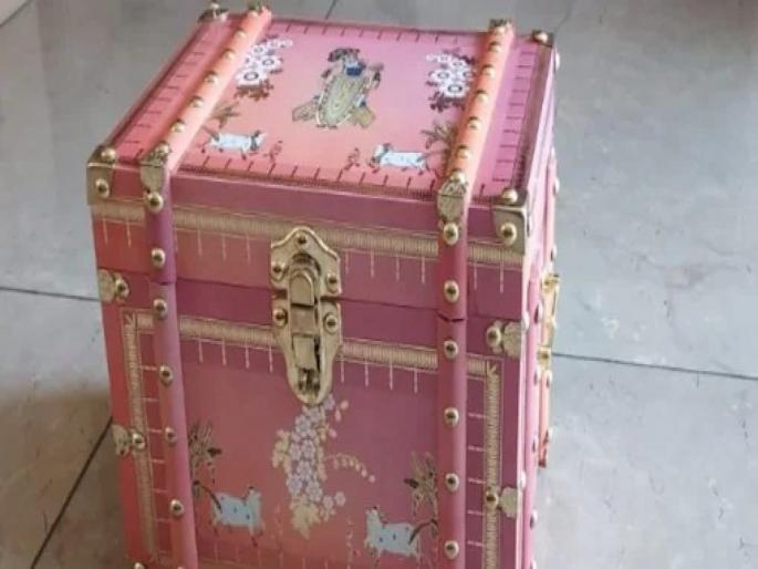 Gujarati businessman's son wedding invitation card goes viral on social media | बोंबला! व्यापाऱ्याने मुलाच्या लग्नात छापलं ४ किलो वजनाचं इन्विटेशन कार्ड, किंमत वाचून व्हाल अवाक् Gujarati businessman's son wedding invitation card goes viral on social media | बोंबला! व्यापाऱ्याने मुलाच्या लग्नात छापलं ४ किलो वजनाचं इन्विटेशन कार्ड, किंमत वाचून व्हाल अवाक्