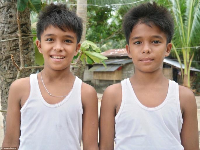 Twins island in Philippines weird village of twins | अनोखं आयलॅंड जिथे राहतात जुळे लोक, कुणालाही माहीत नाही यामागचं कारण