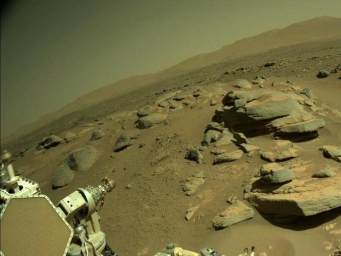 NASA mars rover sends photos of red planet looks like aliens cemetery | वैज्ञानिकांना मंगळ ग्रहावर सापडली 'एलियनची स्मशानभूमी'? फोटो बघून सगळेच झाले हैराण NASA mars rover sends photos of red planet looks like aliens cemetery | वैज्ञानिकांना मंगळ ग्रहावर सापडली 'एलियनची स्मशानभूमी'? फोटो बघून सगळेच झाले हैराण