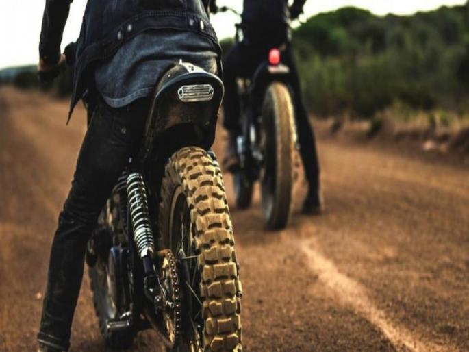 Bengaluru : Man vanishes with royal enfield bike from showroom name of test ride | बोंबला! टेस्ट राइडच्या नावाखाली शोरूममधून ३.५ लाखांची बाइक घेऊन गायब झाला तरूण आणि मग... Bengaluru : Man vanishes with royal enfield bike from showroom name of test ride | बोंबला! टेस्ट राइडच्या नावाखाली शोरूममधून ३.५ लाखांची बाइक घेऊन गायब झाला तरूण आणि मग...