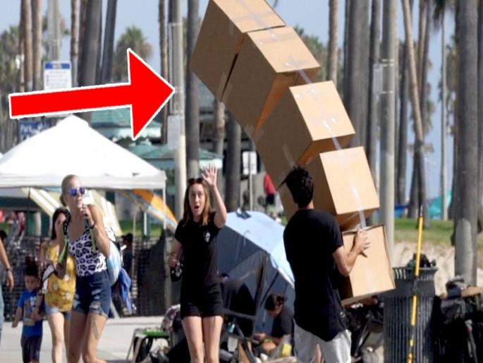 box prank by man going viral on social media | बॉक्सचा वापर करुन करायला गेला प्रँक पण झालं त्याचंच हसू, व्हिडिओ पाहुन म्हणाल आवरा याला! box prank by man going viral on social media | बॉक्सचा वापर करुन करायला गेला प्रँक पण झालं त्याचंच हसू, व्हिडिओ पाहुन म्हणाल आवरा याला!
