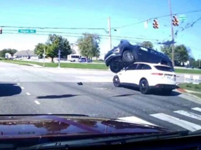 Watch: Car "Launched Into The Air" After Crash, Lands On Another Vehicle | VIDEO : सिग्नल तोडल्यावर झाली जोरदार टक्कर, एक कार उडून दुसऱ्या कारवर जाऊन पडली Watch: Car "Launched Into The Air" After Crash, Lands On Another Vehicle | VIDEO : सिग्नल तोडल्यावर झाली जोरदार टक्कर, एक कार उडून दुसऱ्या कारवर जाऊन पडली
