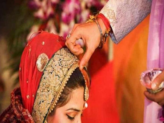 Lover filled vermilion to bride during marriage ceremony in Gorakhpur | OMG! स्टेजवर जाऊन नवरदेवासमोरच प्रियकराने नवरीच्या भांगेत भरलं कुंकू आणि मग.... Lover filled vermilion to bride during marriage ceremony in Gorakhpur | OMG! स्टेजवर जाऊन नवरदेवासमोरच प्रियकराने नवरीच्या भांगेत भरलं कुंकू आणि मग....
