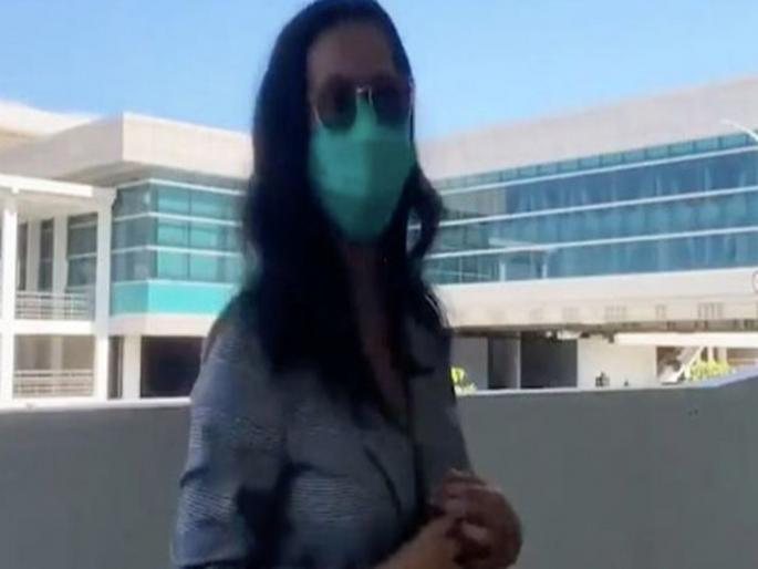 Indonesia : Model arrested for filming nude tape at airport as passengers arrive behind her | धक्कादायक! मॉडलने एअरपोर्टवर सर्वांसमोर न्यूड होऊन केला विचित्र प्रकार, व्हिडीओ झाला व्हायरल