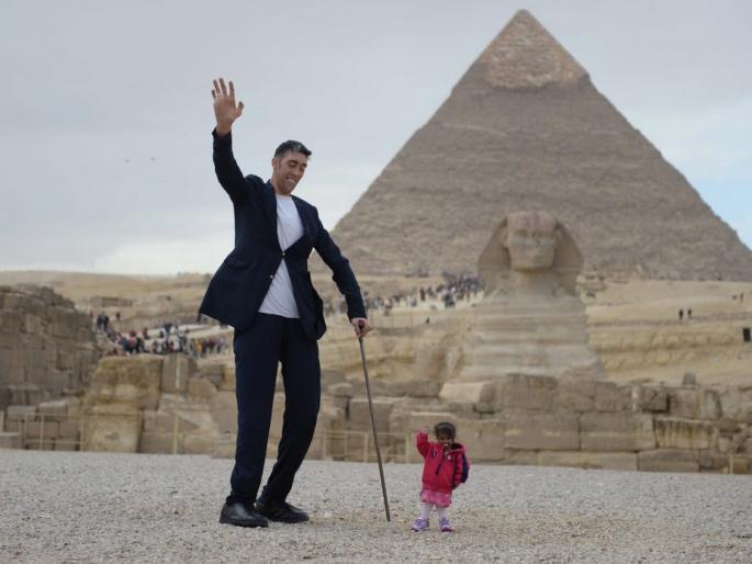 World's tallest man Sultan Kosen is looking for new wife travelled to Russia to get married | जगातील सर्वात उंच व्यक्ती पत्नीच्या शोधात पोहोचला रशियात, पहिली पत्नी गेली होती सोडून World's tallest man Sultan Kosen is looking for new wife travelled to Russia to get married | जगातील सर्वात उंच व्यक्ती पत्नीच्या शोधात पोहोचला रशियात, पहिली पत्नी गेली होती सोडून