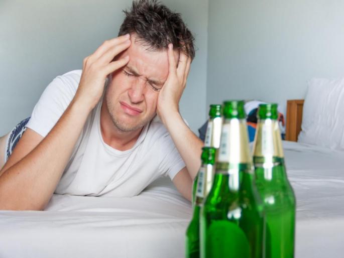 Why does drinking alcohol cause a hangover? Know the reason | दारू प्यायल्यावर हॅंंगओव्हर होतो म्हणजे शरीरात नेमकं काय होतं? Why does drinking alcohol cause a hangover? Know the reason | दारू प्यायल्यावर हॅंंगओव्हर होतो म्हणजे शरीरात नेमकं काय होतं?