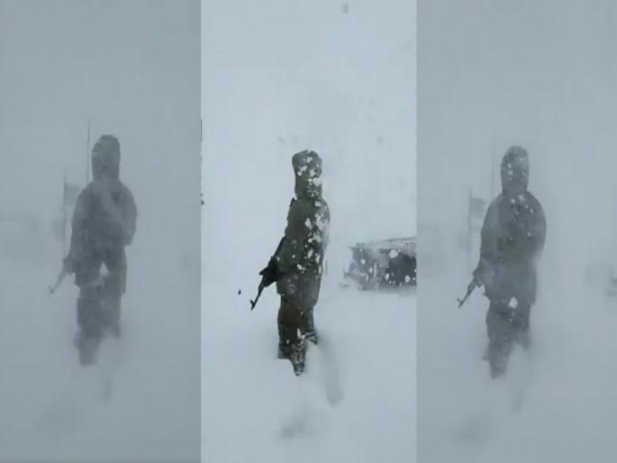 Indian Army Jawan was doing duty in heavy snow video goes viral | कडक सॅल्यूट! भर वादळातही ठामपणे उभा आहे सेनेचा जवान, गुडघ्यापर्यंत बर्फात करत राहिला भारत मातेची सुरक्षा Indian Army Jawan was doing duty in heavy snow video goes viral | कडक सॅल्यूट! भर वादळातही ठामपणे उभा आहे सेनेचा जवान, गुडघ्यापर्यंत बर्फात करत राहिला भारत मातेची सुरक्षा