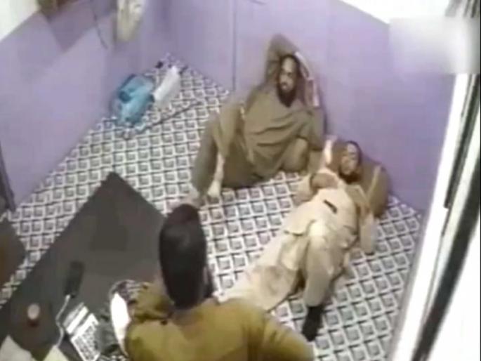 Viral Video : People were sitting comfortably under the fan, see what happen next | VIDEO : फॅनखाली आरामात गप्पा मारत बसले होते लोक, पण अचानक घडली श्वास रोखून ठेवणारी घटना Viral Video : People were sitting comfortably under the fan, see what happen next | VIDEO : फॅनखाली आरामात गप्पा मारत बसले होते लोक, पण अचानक घडली श्वास रोखून ठेवणारी घटना