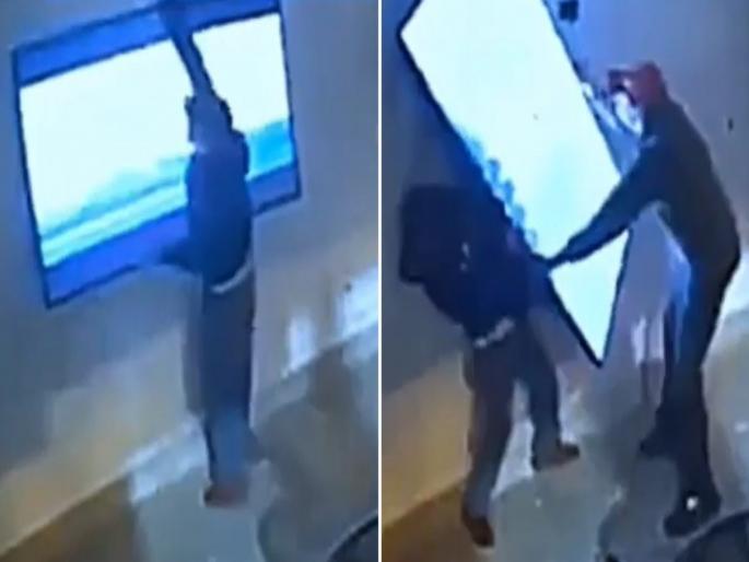 Three thieves funny video goes viral on social media | VIDEO : तीन चोर मिळूनही चोरी करू शकले नाहीत एक टीव्ही, सीसीटीव्हीत कैद झाली घटना Three thieves funny video goes viral on social media | VIDEO : तीन चोर मिळूनही चोरी करू शकले नाहीत एक टीव्ही, सीसीटीव्हीत कैद झाली घटना