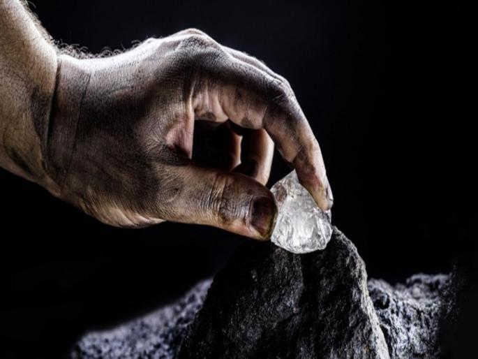 Noida man found 5 caret diamond in Panna mine | वाह रे नशीब! दोन तरूणांच्या सांगण्यावरून व्यक्तीने केलं खोदकाम, सापडला ४.५७ कॅरेटचा किंमती हिरा Noida man found 5 caret diamond in Panna mine | वाह रे नशीब! दोन तरूणांच्या सांगण्यावरून व्यक्तीने केलं खोदकाम, सापडला ४.५७ कॅरेटचा किंमती हिरा