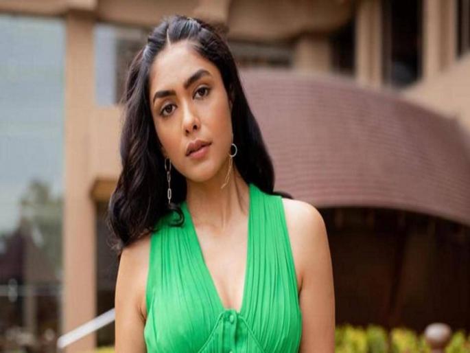 Mrunal Thakur talks about her relationship and ex boyfriend who ran away because of this reason | प्रेमात मृणाल ठाकूरला मिळालाय अनेकदा दगा, तिनेच सांगितलं ब्रेकअपचं कारण Mrunal Thakur talks about her relationship and ex boyfriend who ran away because of this reason | प्रेमात मृणाल ठाकूरला मिळालाय अनेकदा दगा, तिनेच सांगितलं ब्रेकअपचं कारण