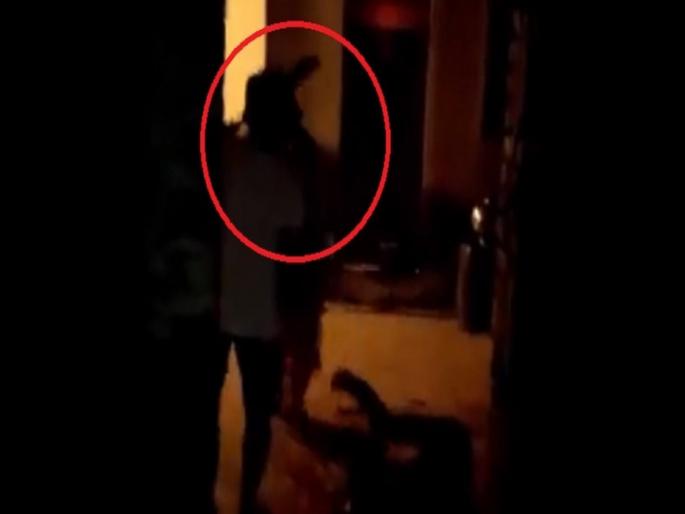 Bikaner woman beats husband with bat family protest | जेवण न करताच झोपला पती, संतापलेल्या पत्नीने क्रिकेट बॅटने केली मारहाण... Bikaner woman beats husband with bat family protest | जेवण न करताच झोपला पती, संतापलेल्या पत्नीने क्रिकेट बॅटने केली मारहाण...