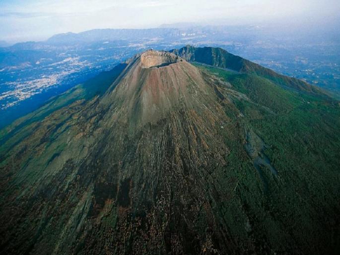 Tourist taking dangerous selfie on top of the volcano fell inside crater | ज्वालामुखीच्या तोंडाजवळ जाऊन सेल्फी घेत होता पर्यटक, 50 फूट खाली पडला आणि... Tourist taking dangerous selfie on top of the volcano fell inside crater | ज्वालामुखीच्या तोंडाजवळ जाऊन सेल्फी घेत होता पर्यटक, 50 फूट खाली पडला आणि...