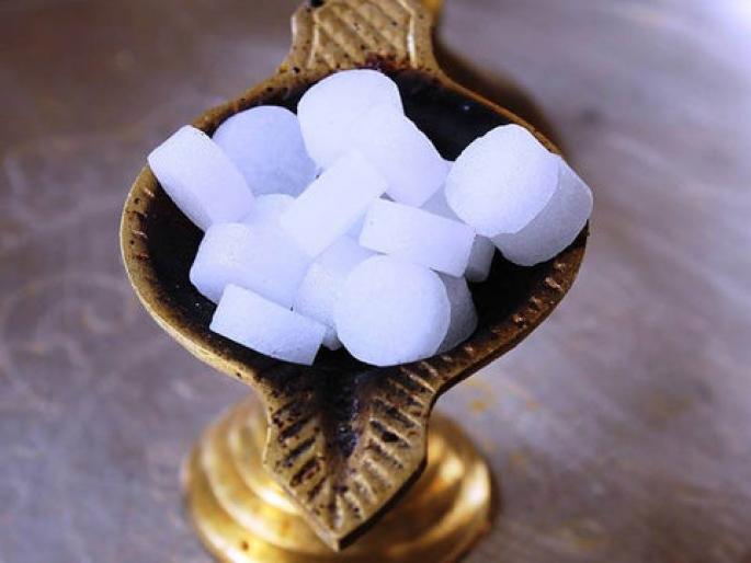 Health benefits of camphor you should know about this | पूजेतील कापरचे हे आरोग्यदायी फायदे वाचून व्हाल अवाक्, तुमचाही बसणार नाही विश्वास! Health benefits of camphor you should know about this | पूजेतील कापरचे हे आरोग्यदायी फायदे वाचून व्हाल अवाक्, तुमचाही बसणार नाही विश्वास!
