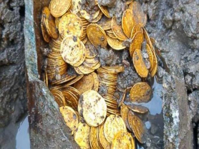 London Couple suddenly found gold coins worth 2 crores in theri house | किचनमधील फरशीचं काम करत होतं कपल, सापडली 2 कोटी रूपयांची सोन्याची नाणी
