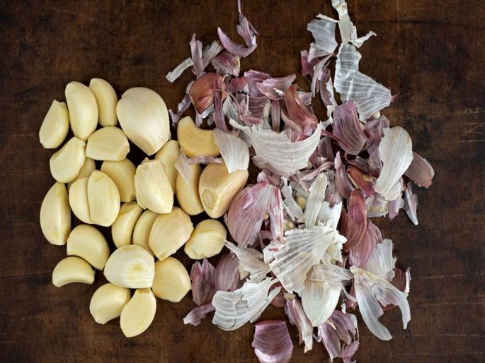 Garlic peel health benefits how to use, you should know this | Garlic Peel: कचरा समजून फेकू नका लसणाची साल, फायदे वाचून व्हाल अवाक्... Garlic peel health benefits how to use, you should know this | Garlic Peel: कचरा समजून फेकू नका लसणाची साल, फायदे वाचून व्हाल अवाक्...