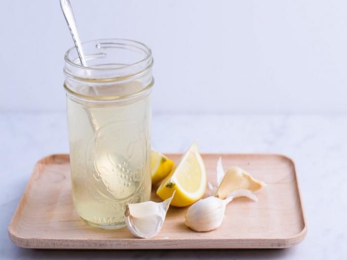 Health benefits of garlic water, know how to make it | लसणाच्या पाण्याने आरोग्याला होतात अनेक फायदे, रोज प्याल तर दूर होतील अनेक आजार