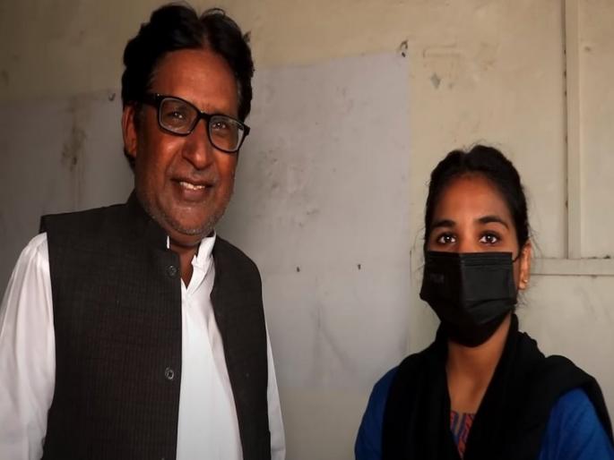 60 year old man fell in love with 20 year old amber marriage in Pakistan | 60 वर्षाचा अशरफ पडला 20 वर्षाच्या अंबरच्या प्रेमात आणि मग...बघा व्हिडीओ 60 year old man fell in love with 20 year old amber marriage in Pakistan | 60 वर्षाचा अशरफ पडला 20 वर्षाच्या अंबरच्या प्रेमात आणि मग...बघा व्हिडीओ