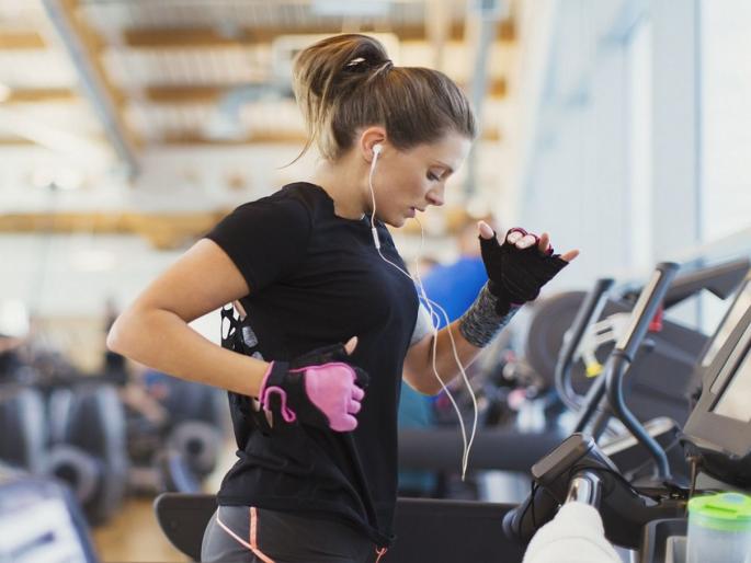 Health Tips : Can listening music improve your workout | एक्सरसाइज करताना म्युझिक का ऐकतात लोक? जाणून घ्या कारण... Health Tips : Can listening music improve your workout | एक्सरसाइज करताना म्युझिक का ऐकतात लोक? जाणून घ्या कारण...