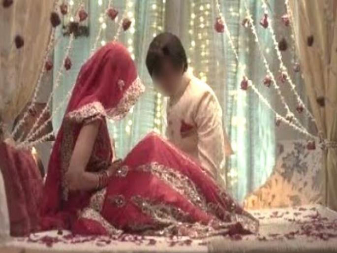 First night tradition in Bengali wedding | लग्नानंतर पहिल्या रात्री बंगालमध्ये पाळली जाते विचित्र प्रथा, वाचून व्हाल अवाक्... First night tradition in Bengali wedding | लग्नानंतर पहिल्या रात्री बंगालमध्ये पाळली जाते विचित्र प्रथा, वाचून व्हाल अवाक्...