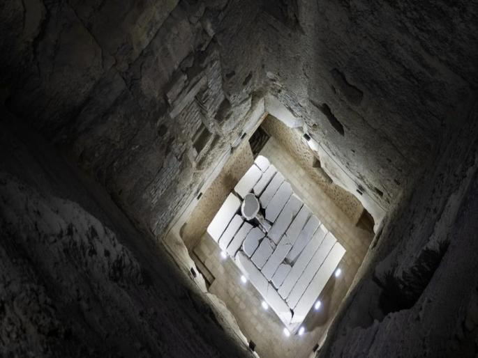 3300 year old pink granite sarcophagus unearthed hailed as dream discovery | जमिनीखाली सापडली 3300 वर्ष जुनी 'गुलाबी कबर', समोर येणार राजांचे रहस्य 3300 year old pink granite sarcophagus unearthed hailed as dream discovery | जमिनीखाली सापडली 3300 वर्ष जुनी 'गुलाबी कबर', समोर येणार राजांचे रहस्य