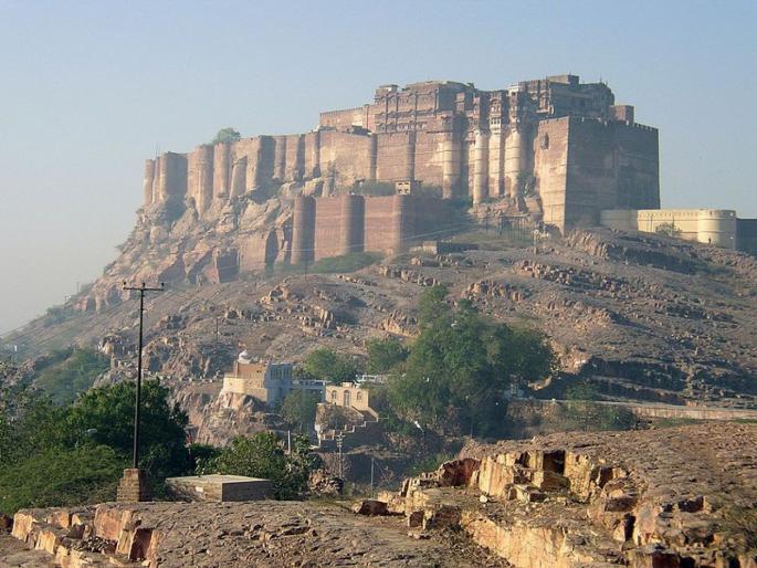 Mehrangarh fort : Thugs of Hindustan movie shooting Mehrangarh fort | 'या' किल्ल्यात झाली होती ‘ठग्स ऑफ हिंदुस्तान’ची शूटिंग, बाजूलाच आहे पाकिस्तान Mehrangarh fort : Thugs of Hindustan movie shooting Mehrangarh fort | 'या' किल्ल्यात झाली होती ‘ठग्स ऑफ हिंदुस्तान’ची शूटिंग, बाजूलाच आहे पाकिस्तान