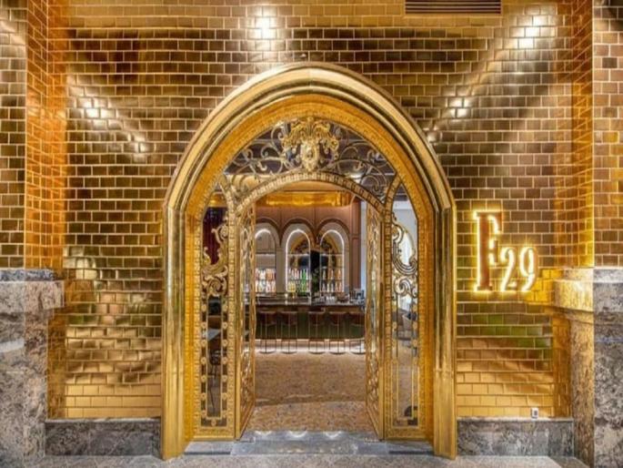 Lavish hotel where everything is made of gold even the toilets | टॉयलेट, बाथटब, सिंक सगळंकाही सोन्याचं....या हॉटेलचा कोपरा-कोपरा आहे सोन्याचा... Lavish hotel where everything is made of gold even the toilets | टॉयलेट, बाथटब, सिंक सगळंकाही सोन्याचं....या हॉटेलचा कोपरा-कोपरा आहे सोन्याचा...