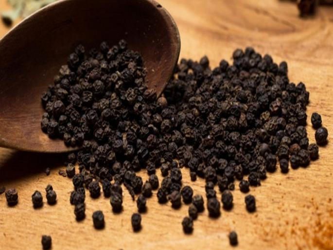 Side effects of black pepper excessive spice use breathing | काळे मीरे जास्त प्रमाणात खाल्ल्याने होऊ शकतात या समस्या, वेळीच व्हा सावध Side effects of black pepper excessive spice use breathing | काळे मीरे जास्त प्रमाणात खाल्ल्याने होऊ शकतात या समस्या, वेळीच व्हा सावध