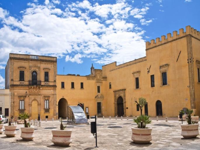 New settlers are getting 25 lakh rupees in Italian town presicce | या ऐतिहासिक शहरात घर घेण्यासाठी सरकार देत आहे 25 लाख रूपये, तुम्हाला जायचंय का? New settlers are getting 25 lakh rupees in Italian town presicce | या ऐतिहासिक शहरात घर घेण्यासाठी सरकार देत आहे 25 लाख रूपये, तुम्हाला जायचंय का?