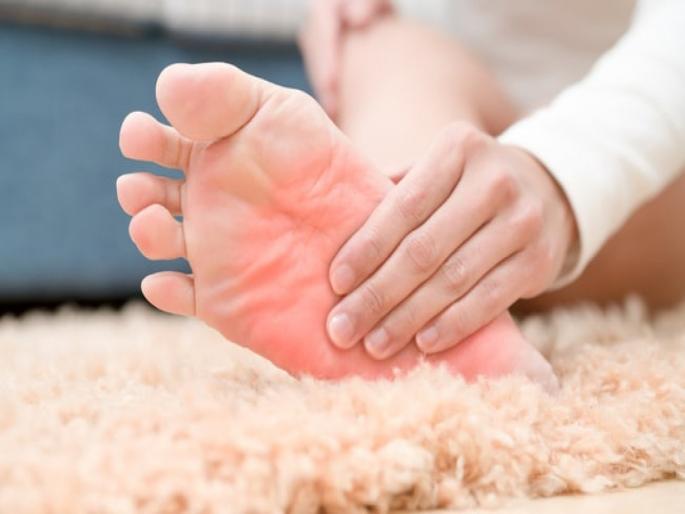 Feet burn problem do not ignore the burning sensation in the feet this could be the reason | तळपायांमध्ये होत असेल जळजळ तर करू नका दुर्लक्ष, असू शकतात ही गंभीर कारणं... Feet burn problem do not ignore the burning sensation in the feet this could be the reason | तळपायांमध्ये होत असेल जळजळ तर करू नका दुर्लक्ष, असू शकतात ही गंभीर कारणं...