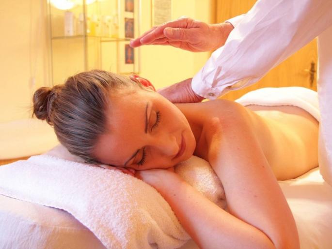 Woman left with ruptured kidney while having rough weight loss massage session in China | वजन कमी करण्यासाठी महिला घेत होती खास मसाज, फुटली तिची किडनी! Woman left with ruptured kidney while having rough weight loss massage session in China | वजन कमी करण्यासाठी महिला घेत होती खास मसाज, फुटली तिची किडनी!