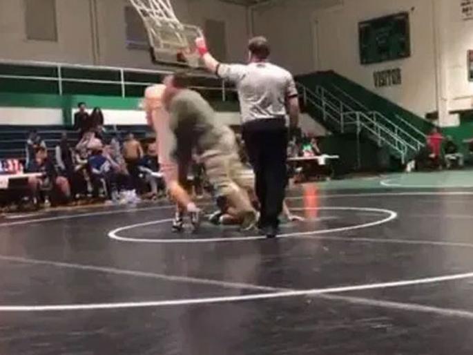 Father tackles sons opponent at high school wrestling match video goes viral | Video : ज्याने मुलाला कुस्तीत हरवलं त्याला पप्पाने धुतलं, व्हिडीओ झाला व्हायरल! Father tackles sons opponent at high school wrestling match video goes viral | Video : ज्याने मुलाला कुस्तीत हरवलं त्याला पप्पाने धुतलं, व्हिडीओ झाला व्हायरल!