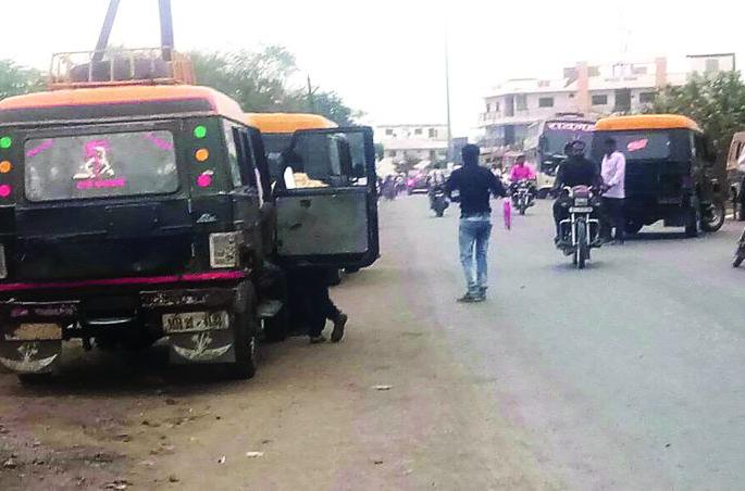 Private bus passenger bus to Risod bus stand! | रिसोड बसस्थानकाला खासगी प्रवासी वाहनांचा विळखा! Private bus passenger bus to Risod bus stand! | रिसोड बसस्थानकाला खासगी प्रवासी वाहनांचा विळखा!