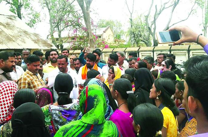 Riot Nagar Parishad's angry citizens' front | रिसोड नगर परिषदेवर संतप्त नागरिकांचा मोर्चा Riot Nagar Parishad's angry citizens' front | रिसोड नगर परिषदेवर संतप्त नागरिकांचा मोर्चा