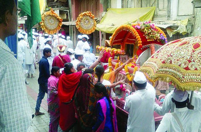 Saint Gajanan Maharaj's palanquin rudragnagiri! | संत गजानन महाराजांच्या पालखीने दुमदुमली रिसोडनगरी!