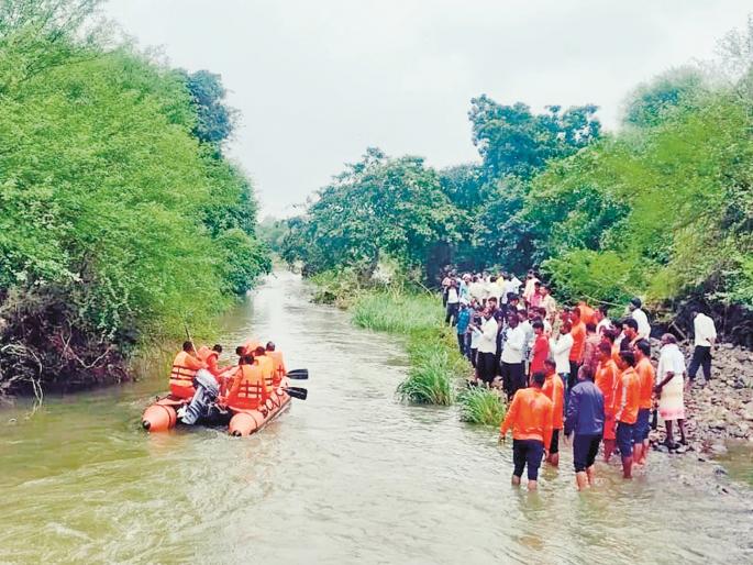Latur: Bodies of three people who were swept away found after 40 hours of search! Relatives cry out | Latur: ४० तासांच्या शोधानंतर सापडले वाहून गेलेल्या तिघांचे मृतदेह ! नातेवाइकांचा आक्रोश