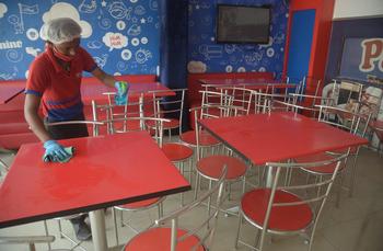 Restrictions on restaurant, bar operators | रेस्टॉरन्ट, बारचालकांना नियमांचे ‘बंधन’ Restrictions on restaurant, bar operators | रेस्टॉरन्ट, बारचालकांना नियमांचे ‘बंधन’