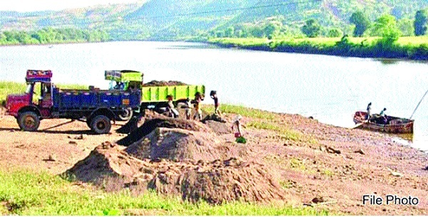 Rs 35 thousand for a truck sand: Rajroos Lutaloot from Sand Smasar in Satara district | एक ट्रक वाळूला ३५ हजार रुपये : सातारा जिल्ह्यात वाळू तस्करांकडून राजरोस लुटालूट Rs 35 thousand for a truck sand: Rajroos Lutaloot from Sand Smasar in Satara district | एक ट्रक वाळूला ३५ हजार रुपये : सातारा जिल्ह्यात वाळू तस्करांकडून राजरोस लुटालूट