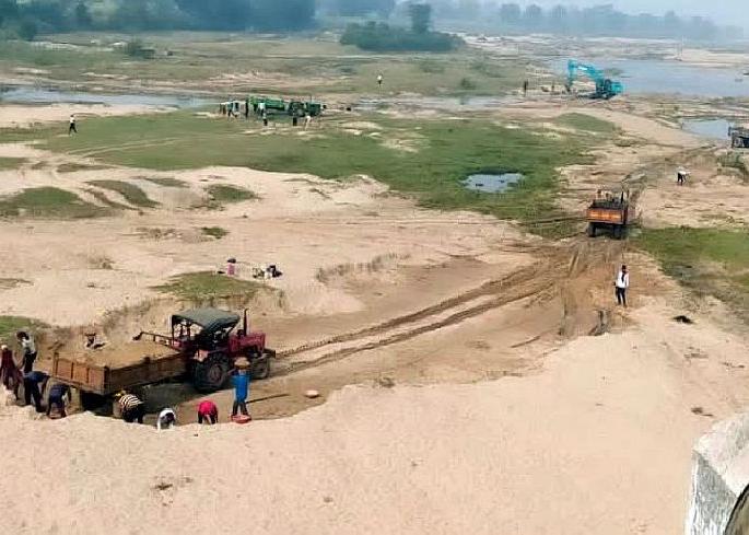 four arrested in Sand mafia attacks Bhandara SDO, PCR till May 2 | एसडीओंवर रेती तस्करांचा हल्ला प्रकरण : अटकेतील चौघांना २ मेपर्यंत पीसीआर four arrested in Sand mafia attacks Bhandara SDO, PCR till May 2 | एसडीओंवर रेती तस्करांचा हल्ला प्रकरण : अटकेतील चौघांना २ मेपर्यंत पीसीआर