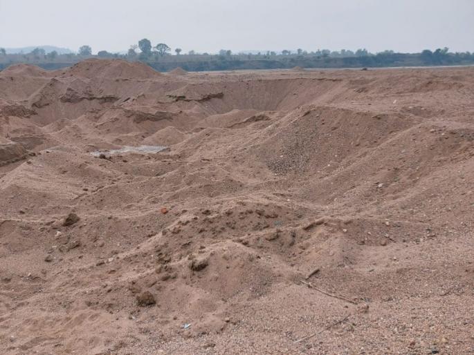 Fee of 'zero royalty' on royalty holders sand transporters | राॅयल्टीधारक रेती वाहतूकदारांवर ‘झिराे राॅयल्टी’चा बडगा Fee of 'zero royalty' on royalty holders sand transporters | राॅयल्टीधारक रेती वाहतूकदारांवर ‘झिराे राॅयल्टी’चा बडगा