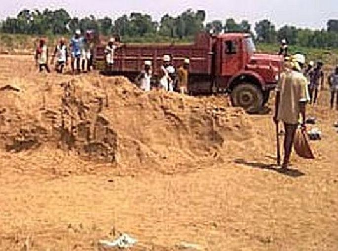400 brass sand which confiscated by revenue administration has stolen | महसूल प्रशासनाने जप्त केलेल्या ४०० ब्रास रेतीची चोरी; दीड महिन्यानंतरही सुगावा नाही