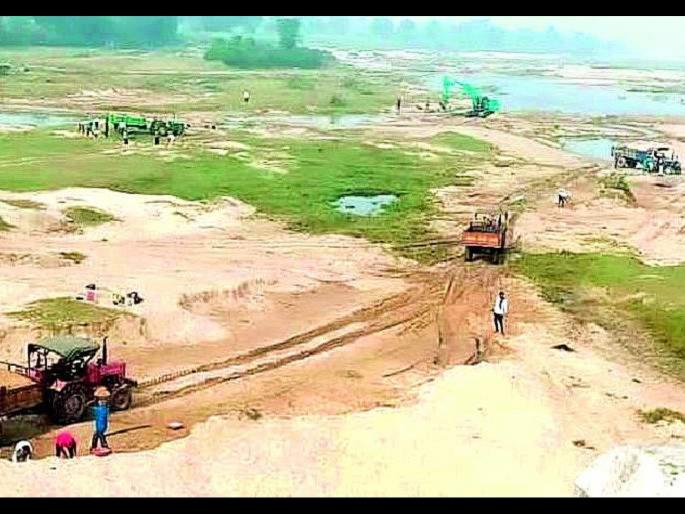 Despite being intercepted twice, the smuggler ran away with sand; Crime on both! | दोनदा अडवूनही तस्कर रेती टाकून पळाला; दोघांवर गुन्हा! Despite being intercepted twice, the smuggler ran away with sand; Crime on both! | दोनदा अडवूनही तस्कर रेती टाकून पळाला; दोघांवर गुन्हा!