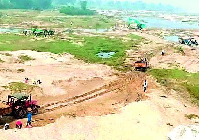 Smugglers from Madhya Pradesh illegally excavating sand from Maharashtras 7 ghats of tumsar tehsil | मध्य प्रदेशच्या तस्करांनी पाेखरले महाराष्ट्राचे रेती घाट; प्रशासनाच्या नाकावर टिच्चून सुरू आहे मनमानी Smugglers from Madhya Pradesh illegally excavating sand from Maharashtras 7 ghats of tumsar tehsil | मध्य प्रदेशच्या तस्करांनी पाेखरले महाराष्ट्राचे रेती घाट; प्रशासनाच्या नाकावर टिच्चून सुरू आहे मनमानी