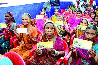 Public debt deposits are upwards of one lakh crores | जनधन खात्यांतील ठेवी एक लाख कोटींच्या वर Public debt deposits are upwards of one lakh crores | जनधन खात्यांतील ठेवी एक लाख कोटींच्या वर