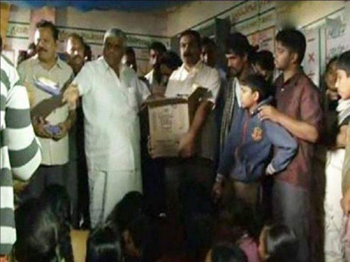 'Insensitive' Karnataka minister 'throws biscuits' at flood victims | कर्नाटकच्या 'असंवेदनशील' मंत्र्यांनी पूरग्रस्तांच्या दिशेने फेकले बिस्किटांचे पुडे 'Insensitive' Karnataka minister 'throws biscuits' at flood victims | कर्नाटकच्या 'असंवेदनशील' मंत्र्यांनी पूरग्रस्तांच्या दिशेने फेकले बिस्किटांचे पुडे